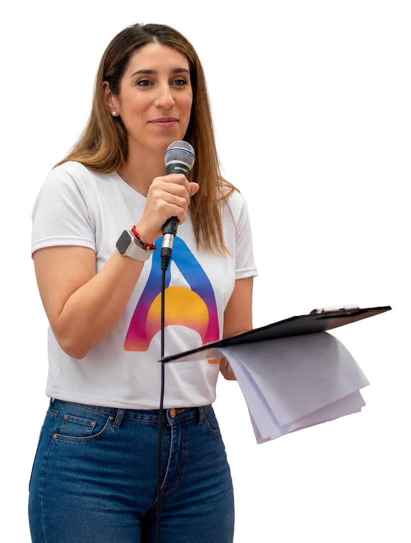 Daniela Buján dando una charla — Auroria capacita a escuelas y familias en IA pedagógica